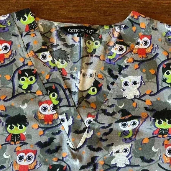 Halloween V-neck Scrub Top Owls Bats Witches Two Pockets Size Medium Medical Vet - Picture 6 of 9